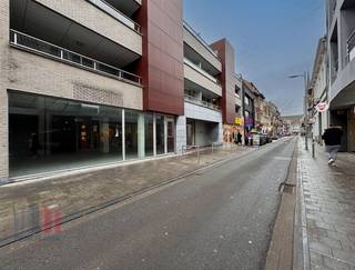 Fantastisch gelegen kantoorruimte met een oppervlakte van 619 m² te huur in het commerciële centrum van Izegem, langs de Marktstraat in de...