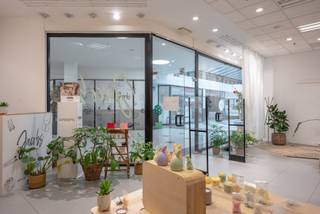 In het centrum van Kapellen in de Shopping Promenade kan u deze showroom/handelsruimte met grote etalage terugvinden. De bruikbare oppervlakte is 195m² en omvat naast de handelsruimte een magazijnruimte (bereikbaar via de Gasstraat), een keuken en een toilet. De huurprijs bedraagt 150€/m² exclusief kosten.
Wenst u meer informatie en/of een bezichtiging?
Contacteer ons 03/568.03.03 of info@vastgoed03.be.