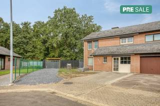 Bent u op zoek naar een ruime gezinswoning op een rustige, maar toch gunstige locatie? Dan is deze woning, gelegen aan Heiblok 9 in Genk, zeker een bezoek waard.<br /><br />De woning is gelegen op een perceel van 7a34ca en beschikt over een bewoonbare oppervlakte van 165 m². Dankzij de praktische indeling en de aanwezigheid van 4 slaapkamers is deze woning ideaal voor gezinnen, nieuw samengestelde gezinnen of wie extra ruimte wenst voor een bureau, dressing of hobbykamer.<br /><br />De ligging vormt een belangrijke troef. De woning bevindt zich in een rustige doodlopende straat, waardoor u geniet van een aangename en verkeersluwe woonomgeving. Tegelijkertijd woont u op een gunstige locatie achter de Hasseltweg, met een vlotte bereikbaarheid richting het centrum van Genk en richting Hasselt.<br /><br />Ook op energetisch vlak scoort de woning goed dankzij het EPC-label C. Hierdoor is er geen renovatieverplichting van toepassing, wat deze woning extra interessant maakt voor wie op zoek is naar een comfortabele gezinswoning met een gunstige energiescore.<br /><br />Indeling gelijkvloers:<br />- ruime inkomhal met toegang tot de lichtrijke leefruimte<br />- open leefruimte met woonkamer, eetkamer en volledig uitgeruste keuken<br />- rechtstreekse toegang tot het terras en de ruime tuin<br />- extra polyvalente ruimte, ideaal als bureau, hobbyruimte, speelkamer of extra leefruimte<br />- praktische bergruimte<br /><br />Indeling bovenverdieping:<br />- nachthal<br />- 4 ruime slaapkamers<br />- badkamer<br /><br />Bovendien beschikt de woning over 5 zonnepanelen, een airco-unit en een pelletkachel, wat bijdraagt aan het wooncomfort. Daarnaast is er in de tuin een ruim tuinhuis aanwezig, ideaal als extra opslagruimte voor tuinmateriaal, fietsen of hobbybenodigdheden.<br /><br />Bent u op zoek naar een instapklare woning met 4 slaapkamers en een ruime tuin in Genk? Contacteer ons dan gerust voor een afspraak op het nummer 011 15 34 78 of mail naar kaan.orhan@dewaele.com.<br /><br />De eigendom wordt aangeboden via de Pre-sale formule. Op 30/09/2026 tussen 15:00 en 20:00 kan u het huis op afspraak komen bezichtigen en een bod uitbrengen. De vermelde prijs is een instelprijs. Voor meer info, gelieve contact op te nemen met de dossierverantwoordelijke.<br /><br />Bestuursmaatregelen in het maatregelenregister: nee