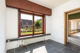 <p><span>Statige en lichtrijke woning (renovatie 2024) met prachtig uitzicht en multifunctionele studio</span></p><p><span>Welkom in deze statige, lichtrijke woning die de solide basis van de jaren '60 combineert met het comfort van recente renovaties (2024). Het pand beschikt over een ruime oprit met carport en verwelkomt u via een royale inkomhal voorzien van een gastentoilet. Aan de rechterzijde bevindt zich een veelzijdige ruimte, uitermate geschikt als bureau/thuiswerkplek. De deur aan de linkerzijde geeft toegang tot de ruime, zonovergoten leefruimte die naadloos doorloopt naar de keuken. Direct achter de keuken vindt u een praktische berging met de nodige aansluitingen voor uw was- en droogmachine. Via het grote schuifraam in de keuken stapt u zo de prachtige tuin in, waar u geniet van een rustgevend en vrij uitzicht op de achterliggende maïsvelden.</span></p><p><span>Op de eerste verdieping brengt de nachthal u naar maar liefst 5 kamers en 2 badkamers. Eén kamer is momenteel ingericht als een praktische dressing. Een andere slaapkamer beschikt over een private badkamer en staat bovendien in directe verbinding met de vijfde kamer.</span></p><p><span>Een bijzondere extra troef is de studio die is ondergebracht in de voormalige garage van de woning. Deze ruimte biedt tal van mogelijkheden, zoals een kangoeroewoning, gastenverblijf of zelfstandige werkplek. De afwerking kan naar eigen smaak worden voltooid: in de badkamer werden het toilet en de inloopdouche voorzien, enkel de wastafel dient nog geplaatst te worden. Alle nodige voorzieningen en aansluitingen voor het plaatsen van een keuken zijn ook al aanwezig.</span></p><p><span>Wenst u deze ruime woning met enorm veel potentieel zelf te ontdekken? Bel ons voor een bezoek op het nummer </span><span>052 50 50 00</span><span> of dien eenvoudig uw aanvraag in via onze website.</span></p><p><span> </span></p><p><span>Bekijk ook onze virtuele tour via deze link: </span><span><span>https://web-player.walkly.app/VoT9ChdTkk3ayg4RKdVj/nDl882gJntEDkd2ZcVw1/ww/public</span></span></p><p><span> </span></p><p><span> </span></p>