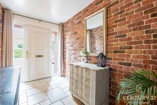 Charmante Deels Gerenoveerde Woning op Steenworp van het Gezellige Centrum van Oud-TurnhoutOntdek deze charmante deels gerenoveerde woning, ideaal...