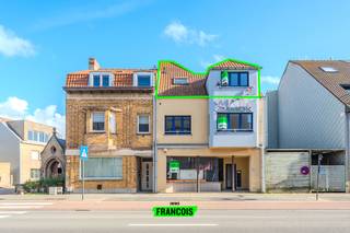 Dit centraal gelegen pand bevindt zich vlak bij het Marktplein, het centrum en op wandelafstand van de Zeedijk, waardoor het een uitstekende locatie biedt voor zowel wonen als ondernemen.<br /><br />Het pand omvat:<br /><br />- Een winkelpand met winkelruimte (72 m²) en magazijn (242 m²) met toegang langs de achterzijde.<br /><br />- Een ruime woongelegenheid met zuidelijk gericht terras en twee slaapkamers, ideaal als privéwoning of verhuurobject.<br /><br />- Boven de winkel bevinden zich twee appartementen, elk met twee slaapkamers, wat extra verhuurpotentieel biedt.<br /><br />- Extra troef: een carport voor 2 wagens op een perceel bouwgrond, met de mogelijkheid om extra woongelegenheden te creëren.<br /><br />Dit opbrengsteigendom biedt veel mogelijkheden en is ideaal voor investeerders met visie die wonen en handel willen combineren in het hart van Middelkerke.<br /><br />Voor meer informatie of een bezoek kunt u contact opnemen met Inti via inti@immofrancois.be of 0499 74 89 74.