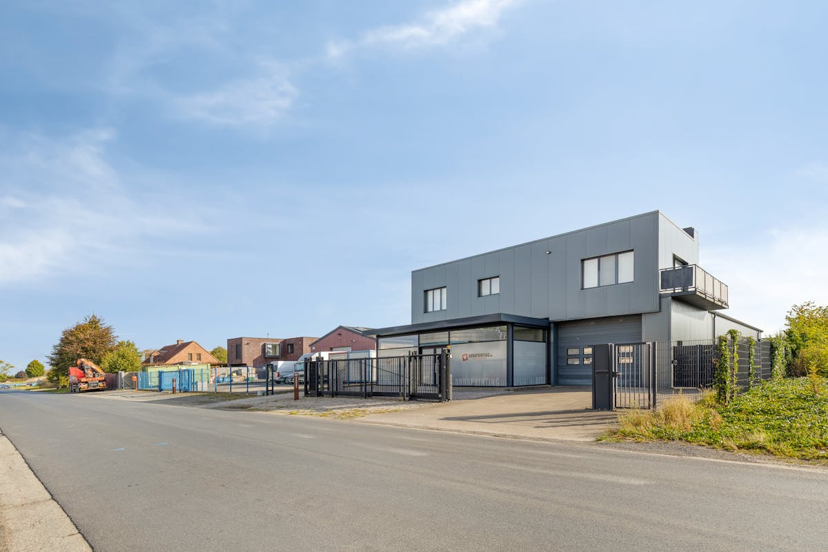 Bedrijfsgebouw met appartement op ca. 1.780m² in Lichtervelde - foto 2
