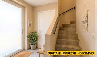 <p><strong>Moderne, energiezuinige woning met 3 slpks in rustige doodlopende straat te Balen</strong></p>
<p>Deze moderne en recent gebouwde woning in <strong>Balen</strong> combineert hedendaags wooncomfort met een praktische indeling en een rustige ligging. Dankzij het bouwjaar <strong>2021</strong>, de verzorgde afwerking en de uitstekende <strong>EPC-score A</strong> is dit een instapklare woning voor wie op zoek is naar energiezuinig en comfortabel wonen.</p>
<p><u>Gelijkvloers</u>:</p>
<p>Bij het betreden van de woning kom je binnen in een <strong>zeer ruime inkomhal</strong> met gastentoilet. Vanuit deze inkomhal is er toegang tot het gastentoilet en tot de lichtrijke leefruimte.</p>
<p>De <strong>leefruimte</strong> heeft een oppervlakte van circa <strong>41 m²</strong> en sluit mooi aan op de ingerichte eetkeuken. Deze keuken is voorzien van een <strong>granieten werkblad </strong>met elektrische kookplaat, Amerikaanse koelkast, afwasmachine en een praktisch <strong>eiland om aan te kokkerellen. </strong> Dankzij de grote schuifraam is er vanuit de keuken rechtstreeks toegang tot de tuin <strong>met vrij uitzicht op weilanden en bossen!</strong></p>
<p><u>Verdieping</u>:</p>
<p>Op de bovenverdieping bevinden zich <strong>3 ruime slaapkamers</strong> en een centrale badkamer. De badkamer is uitgerust met een <strong>douche</strong>, een <strong>dubbele wastafel</strong> en een tweede toilet. Ook hier is ruimte voor het stallen van wasmachine en droogkast.</p>
<p>De woning beschikt over een totale bewoonbare oppervlakte van ongeveer <strong>132 m²</strong> bruto en wordt verwarmd op gas. Buiten geniet je van een <strong>volledig omheinde tuin</strong>, ideaal voor kinderen of huisdieren. De woning is gelegen in een <strong>doodlopende straat</strong>, wat zorgt voor extra rust en veiligheid. Daarnaast is er een mooie straatbreedte van ongeveer <strong>11 meter</strong> en beschikt de woning over een <strong>carport grenzend aan de woning met toegang naar een technische ruimte/berging. </strong></p>
<p><strong><u>Troeven van deze woning</u></strong></p>
<ul>
<li>Bouwjaar 2021</li>
<li>Energiezuinig met EPC-label A</li>
<li>Moderne afwerking</li>
<li>3 ruime slaapkamers</li>
<li>Lichtrijke leefruimte van circa 41 m²</li>
<li>Ingerichte eetkeuken kookeiland</li>
<li>Badkamer met douche, dubbele wastafel en toilet</li>
<li>Zeer ruime inkomhal met gastentoilet</li>
<li>Volledig omheinde tuin met prachtig vrij zicht!</li>
<li>Carport aan de woning</li>
<li>Rustige ligging in een doodlopende straat</li>
<li>Ideaal voor gezinnen met kinderen</li>
<li>Bewoonbare oppervlakte van circa 132 m² bruto</li>
</ul>
<p>Deze woning is ideaal voor wie op zoek is naar een <strong>moderne, energiezuinige en instapklare gezinswoning</strong> op een rustige locatie in Balen.</p>