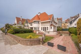 Op een uiterst gegeerde locatie in Knokke, langs de prestigieuze Elizabetlaan en op wandelafstand van het strand en het casino, bevindt zich deze te renoveren koppelvilla boordevol charme en mogelijkheden. Deze eigendom straalt authenticiteit uit dankzij haar typische Knokse architectuur, met onder meer een charmante erker, hoge plafonds en een ruime indeling. Momenteel beschikt de woning over 4 volwaardige slaapkamers, maar dankzij het royale volume en de slimme indelingsmogelijkheden kan dit eenvoudig uitgebreid worden naar 6 slaapkamers. De zolderverdieping kan nog volledig worden ingericht met extra slaapkamers en badkamers. Deze eigendom is ideaal voor wie op zoek is naar een ruime gezinswoning of een tweede verblijf aan zee. <br /><br />Binnenin vindt u ruime en lichtrijke leefruimtes die zich perfect lenen tot het creëren van een hedendaagse, luxueuze woonomgeving. Deze villa biedt de unieke kans om een woning volledig naar eigen smaak en normen te renoveren, en zo een exclusieve thuis op maat te realiseren op één van de beste locaties van Knokke. Daarnaast is er nog een kelderverdieping met inpandige garage en kelder. <br /><br />Indeling als volgt:<br />- inkomhal<br />- bureauruimte<br />- gastentoilet<br />- royale woonkamer met grote raampartijen<br />- keuken<br />- nachthal<br />- 4 slaapkamer op 1e verdieping<br />- badkamer 1e verdieping<br />- grote zolder die kan worden ingericht met slaapkamers en badkamers<br />- inpandige garage<br />- kelder<br /><br />De eigendom is vrij bij akte.<br /><br />Bent u op zoek naar een unieke opportuniteit om te investeren in een toplocatie en een woning volledig naar uw hand te zetten? Dan is dit pand zonder twijfel een bezoek waard!<br />vastgoed@aclea.be - 09/377 31 77