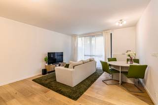 <p>Recent 2-slaapkamer appartement op Linkeroever, met terras en uitstekende bereikbaarheid.</p>
<p>Dit gelijkvloers appartement bevindt zich in de gegeerde en recente Regatta-wijk in Linkeroever. Het appartement is momenteel verhuurd en vormt daardoor een interessante investering voor wie op zoek is naar een eigendom met onmiddellijk rendement. De lichtrijke leefruimte sluit aan op het gezellige terras, vlakbij het mooie binnenplein, ideaal om rustig buiten te genieten. Dankzij de ligging in een residentiële en groene omgeving, vlak bij openbaar vervoer, parken, treinstation en belangrijke invalswegen, combineert dit appartement comfortabel wonen met een vlotte bereikbaarheid. Een staanplaats is optioneel mee aan te kopen voor € 30.000.</p>
<p>Belangrijkste ruimtes:<br />• Woonkamer (24 m²) met aangename lichtinval en toegang tot het terras<br />• Keuken (6 m²) praktisch ingericht aansluitend aan de leefruimte<br />• Terras (5 m²) ideaal voor een gezellig zitmoment buiten<br />• Slaapkamer (10 m²) geschikt als hoofdslaapkamer<br />• Slaapkamer (8 m²) ideaal als kinder-, logeer- of bureauruimte<br />• Badkamer (4 m²) met apart toilet<br />• Berging (2 m²) voor extra opslagruimte<br />• Kelderberging inbegrepen<br />• Staanplaats optioneel mee aan te kopen voor € 30.000</p>
<p>Troeven:<br />• Recent gebouw met EPC A in de populaire Regatta-wijk<br />• Verhuurd appartement met investeringspotentieel<br />• Gelijkvloers appartement met terras en optionele staanplaats</p>
<p>Neem vandaag nog contact op met je ERA-makelaar voor een bezoek. JOUW DROOMAPPARTEMENT. ZO GEVONDEN!</p>