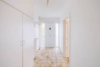 <p><span>DESTELBERGEN - Instapklare gezinswoning nabij het centrum van Destelbergen</span></p><p><span> </span></p><p><span>Gelegen aan de Galgenberglaan 17 te Destelbergen vinden we deze instapklare gezinswoning.</span></p><p><span> </span></p><p><span>De belangrijkste troeven in een notendop:</span></p><ul><li><span>Centraal gelegen op wandelafstand van winkels, scholen, openbaar vervoer...</span></li><li><span>Vlotte verbinding met de R4 en de E17</span></li><li><span>Ruime oprit en stadstuin </span></li><li><span>3 slaapkamers</span></li><li><span>2 badkamers </span></li></ul><p><span> </span></p><p><span>De indeling gaat als volgt:</span></p><p><span>Gelijkvloers: </span></p><p><span>Via de inkomhal komt u in de eet-en leefruimte, die doorloopt naar de uitgeruste keuken. Aanpalend is er een praktische berging. </span></p><p><span>Daarnaast vindt u op het gelijkvloers ook een badkamer met douche, lavabomeubel en toilet.</span></p><p><span>Tot slot is er nog een gezellige stadstuin, die bereikbaar is via de keuken. </span></p><p><span> </span></p><p><span>Verdieping: </span></p><p><span>Op de eerste verdieping bevinden zich 3 slaapkamers en een tweede badkamer, uitgerust met bad, lavabomeubel en toilet. </span></p><p><span> </span></p><p><span>Zolder:</span></p><p><span>Ruime zolder met potentieel (44 m²).</span></p><p><span> </span></p><p><span>Belangrijk: </span></p><p><span>Richtprijs: 445.000 EUR</span></p><p><span>EPC: B </span></p>
