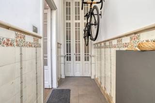 In de bruisende Sint-Amandsstraat, met zicht op het De Coninckplein en naast het Moermanpark, bevindt zich dit stijlvolle en instapklare herenhuis waar authentieke charme en hedendaags comfort perfect samengaan.<br /><br />Deze architectenwoning uit 1921, ontworpen door architect Van Moerkerke, werd met respect voor haar karaktervolle elementen gerenoveerd en verder verduurzaamd. Zo beschikt de woning onder meer over een recent vernieuwde badkamer naar ontwerp van een binnenhuisarchitect, een tweede badkamer, extra dakisolatie en een energiezuinige condensatieketel.<br /><br />Met drie volwaardige slaapkamers, een dressing, een bureau, twee badkamers en drie toiletten biedt deze woning verrassend veel ruimte en wooncomfort. De ruime zolder en kelder voorzien bovendien in extra bergruimte.<br /><br />De kwalitatieve Fraeye-keuken vormt samen met authentieke elementen zoals de originele haard, hoge plafonds en karaktervolle binnendeuren een bijzonder stijlvolle leefomgeving. Achteraan geniet u van een sfeervolle stadstuin, ontworpen door een tuinarchitect, die aanvoelt als een koele, groene oase midden in de stad.<br /><br />Extra troef is de mogelijkheid tot aankoop van een overdekte staanplaats (richtprijs: 25.000 euro) in een afgesloten garagecomplex op slechts twee minuten wandelen.<br /><br />Een zeldzame kans voor wie op zoek is naar een karaktervolle stadswoning met veel ruimte, hedendaags comfort en een topligging in het hart van Roeselare.<br /><br />Kijkdagen op 26 en 29 augustus (enkel op afspraak via Dewaele.com).<br /><br />De algemene voorwaarden van Dewaele DIY kunt u steeds raadplegen via dewaele.com.<br /><br />Bestuursmaatregelen in het maatregelenregister: nee