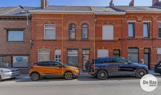 ZOTTEGEM – Recent gerenoveerde woning op toplocatie!<br /><br />Deze instapklare en volledig gerenoveerde woning bevindt zich in het bruisende centrum van Zottegem. Dankzij de uitstekende ligging zijn scholen, winkels, horeca, het station en openbaar vervoer op wandelafstand bereikbaar.<br /><br />Belangrijke troeven: instapklaar, energiezuinig (EPC C), ruime en zonnige binnenkoer, veel bergruimte dankzij de berging, kelder en zolder, vernieuwde elektriciteit, asbestveilig en dubbele beglazing (aluminium).<br /><br />Naar indeling toe is de woning op het gelijkvloers voorzien van een aparte inkomhal, een ruime en lichtrijke woonkamer die aansluit op een aangename keuken met voldoende plaats voor een grote eettafel. Verder bevinden zich op deze verdieping een praktische berging, een apart gastentoilet, een badkamer met douche en een handige tuinberging.<br />Op de eerste verdieping vindt u twee volwaardige slaapkamers met een apart toilet.<br />De tweede verdieping beschikt over een ruime derde slaapkamer, die indien gewenst kan worden opgesplitst in twee afzonderlijke kamers. Bovendien zijn de nodige aansluitingen reeds voorzien om hier een extra badkamer te realiseren.<br />Daarnaast beschikt de woning over een praktische kelder en een zolder, ideaal als extra opbergruimte.<br /><br />Buiten geniet u van een ruime en zonnige binnenkoer, waar u in alle rust kunt ontspannen.<br /><br />Op technisch vlak is de woning uitgerust met centrale verwarming op aardgas, vernieuwde elektriciteit, aluminium ramen met dubbele beglazing en is bovendien asbestveilig. Hierdoor is de woning volledig instapklaar en klaar voor de toekomst op het vlak van comfort en energiezuinigheid.<br /><br />Kortom, bent u op zoek naar een gezinswoning met drie slaapkamers, veel bergruimte en een aangename buitenruimte op een centrale locatie? Aarzel dan niet en maak snel uw afspraak! Voor meer info of bezoek 053/60.65.60.<br /><br />De vermelde prijs is een richtprijs. Na ontvangst van de biedingen zal de verkoper beslissen of hij/zij de eigendom verkoopt aan het beste bod. De richtprijs is aldus niet bindend voor de verkoper.