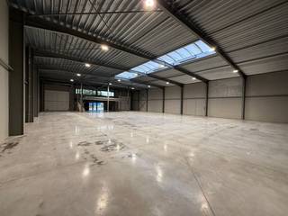 Dit magazijn met een oppervlakte van 721m² beschikt over een vrije hoogte van 6 meter en is uitgerust met 2 automatische sectionale poorten,...