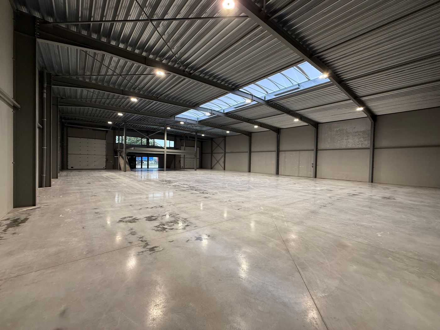 Bedrijfsgebouw van 888 m² met opslagruimte en kantoor te Aalter - foto 2