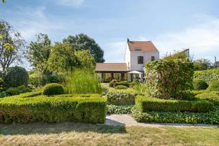 In de rustig gelegen Schreiboomstraat te Rollegem/Kortrijk vinden we deze landelijke gezinswoning te koop. Al bij het oprijden van de toegansweg ervaar je meteen een gevoel van privacy. De oprit voor de woning biedt plaats voor meerdere wagens, maar daarnaast beschikt de woning ook over een dubbele garagebox. Wat bij aankomst meteen opvalt, zijn de adembenemende, groene vergezichten die de woning omringen en zorgen voor een instant vakantiegevoel aan huis.<br /><br />Bij binnenkomst word je verwelkomd in een gezellige leefruimte die reeds een mooie opfrissing heeft ondergaan. Aansluitend op deze living bevindt zich de sfeervolle veranda. In deze lichtrijke ruimte is het zalig vertoeven met zicht op de buitenomgeving. De keuken vormt de centrale spil van het gelijkvloers en verbindt de leefruimtes vlot met de badkamer. Daarnaast beschikt de woning over een praktische kelder, ideaal als extra berging. De vaste trap brengt je naar de eerste en tweede verdieping, waar zich vier volwaardige slaapkamers bevinden.<br /><br />Verder is de woning voorzien van een airco, zonnepanelen geplaatst in 2021 en een recente verwarmingsketel. <br /><br />Het potentieel binnenin is groot, maar de allergrootste troeven bevinden zich ongetwijfeld rondom de woning. De uitgestrekte tuin is voorzien van prachtige, volwassen bomen en biedt een ongeziene combinatie van absolute rust, maximale privacy en een eindeloos groen panorama.<br /><br />Benieuwd naar meer? <br />Contacteer Yoshi Vandeginste (0474/495038) of Sarah Hanson (0493/254680).<br /><br />Dit pand is onderworpen aan de renovatieverplichting van de Vlaamse overheid voor residentiële gebouwen (behoudens bij sloop binnen 5 jaar na de aankoop). Consulteer voor meer informatie de website van het Vlaams Energie- en Klimaatagentschap via https://www.vlaanderen.be/een-woning-kopen/renovatieverplichting-voor-residentiele-gebouwen<br /><br />Bestuursmaatregelen in het maatregelenregister: nee