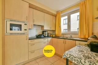 In het hart van Wenduine, op amper enkele stappen van de zeedijk en het gezellige winkelcentrum, bevindt zich dit recent en eigentijds appartement met twee slaapkamers.<br />De residentie werd gebouwd in 2003 en biedt een goede energiezuinigheid (EPC-label C).<br /><br />Het appartement verwelkomt u met een verzorgde inkomhal die leidt naar de ruime leefruimte met grote raampartijen en een open keuken voorzien van inbouwtoestellen. Op dit niveau vindt u tevens een praktische berging, een apart toilet en 2 slaapkamers en een badkamer. Daarnaast beschikt het appartement over 2 balkons van elk 3 m².<br /><br />Dankzij de centrale ligging, het recente bouwjaar en de energiezuinige voorzieningen, is dit appartement geschikt als vaste woonst, vakantiewoning aan zee of waardevaste investering.<br /><br />Neem voorsprong met een vrijblijvende en gratis schatting van uw eigendom via:<br />http://www.residentievastgoed.be/gratisonlineschatten