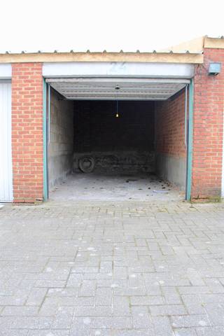 Te huur: Gesloten garagebox gelegen nabij Parklaan Aalst! Deze gesloten garagebox bevindt zich nabij centrum Aalst en oprit autostrade en...