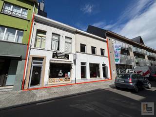 Opbrengsteigendom met verhuurd handelspand te koop in hartje Ronse<br /><br />Wijnstraat 77-79, Ronse<br />Ontdek dit strategisch gelegen gebouwencomplex met tal van mogelijkheden, ideaal voor investeerders of projectontwikkelaars!<br /><br />Het gelijkvloers omvat een handels- of kantoorruimte van ca. 100 m², gelegen in de drukbezochte Wijnstraat – één van de belangrijkste commerciële straten van Ronse. Dankzij de ligging nabij andere winkels, horecazaken en diensten, geniet dit pand van veel zichtbaarheid en een constante passage van potentiële klanten.<br />👉 Reeds verhuurd aan betrouwbare huurders – directe opbrengst verzekerd! 3,5% rendement, huurprijs werd door de huidige eigenaars nog niet geindexeerd.<br /><br />Op de bovenverdiepingen bevinden zich diverse woonruimtes met renovatiepotentieel. Deze verdiepingen bieden een uitstekende opportuniteit om het pand verder te ontwikkelen en te valoriseren.<br /><br />Er werden reeds twee haalbaarheidsstudies uitgevoerd, die volgende toekomstscenario’s tonen:<br />- Volledige renovatie: mogelijkheid tot 2 appartementen + 2 winkelruimtes<br />- Volledige nieuwbouw: mogelijkheid tot 3 appartementen + 1 winkelruimte + gemeenschappelijke ruimte<br /><br />TROEVEN:<br />- Centrale ligging in het commercieel hart van Ronse<br />- Reeds verhuurd handelspand (met inkomsten)<br />- Veelzijdige herontwikkelingsmogelijkheden<br />- Interessant investeringspand voor opbrengst of herbestemming<br />- Conforme elektrische keuring handelspand <br /><br />Contacteer Lore via 0470 46 53 10 of lore@immoboss.be voor meer informatie of een bezoek ter plaatse.