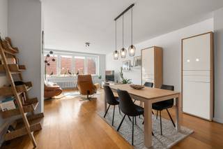 <p>Bent u op zoek naar een ruim en charmant appartement op een toplocatie in Oostende? Dan is dit verzorgde appartement op de derde verdieping in de Leon Spilliaertstraat absoluut een bezoek waard.<br /><br />Met een bewoonbare oppervlakte van maar liefst 92 m² geniet u hier van een aangenaam ruimtegevoel en een praktische indeling. Bij het binnenkomen wordt u meteen verwelkomd door een lichtrijke en gezellige leefruimte, afgewerkt met een prachtige parketvloer die zorgt voor een warme en stijlvolle uitstraling. Aansluitend bevindt zich de goed ingerichte keuken, voorzien van alle comfort, met daarnaast een handige aparte berging.<br /><br />Verder beschikt het appartement over twee volwaardige slaapkamers, een vernieuwde badkamer met moderne douche en een apart gastentoilet, waardoor het wooncomfort compleet is.<br /><br />Ook de ligging is een absolute meerwaarde. Op wandelafstand bevinden zich het strand, de zee, winkels, gezellige restaurants en het bruisende stadscentrum. Hier geniet u van het beste van Oostende, terwijl u toch in alle rust thuiskomt.<br /><br />Daarnaast biedt dit appartement nog tal van praktische voordelen: het gebouw telt slechts enkele appartementen waardoor er geen syndicus is en de gemeenschappelijke kosten bijzonder laag blijven.<br /><br />Bovendien is het appartement volledig asbestvrij, beschikt het over een gunstig EPC-label C én een blanco keuring van de elektrische installatie.<br /><br />Kortom, een ruim instapklaar appartement op een uitstekende locatie, ideaal als vaste woonst, tweede verblijf of slimme investering aan de Belgische kust.</p>