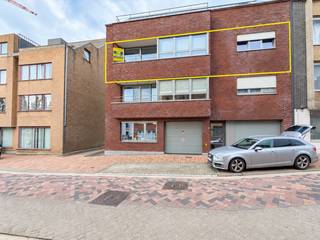 Dit <strong>RUIM, INSTAPKLAAR</strong> 3-slaapkamer appartement is gelegen in een <strong>KLEINSCHALIG APPARTEMENTSGEBOUW</strong> in het <strong>CENTRUM </strong>van Brakel. Het appartement kent een <strong>GUNSTIGE LOCATIE</strong> en een <strong>GOEDE BEREIKBAARHEID </strong>met openbaar vervoer, winkels, scholen.... Het appartement werd afgewerkt met <strong>KWALITATIEVE MATERIALEN</strong> en dit in combinatie met zijn <strong>ENERGIEZUINIGHEID</strong> zorgt dit appartement voor het <strong>NODIGE COMFORT!</strong><br /><br />Een kleine rondleiding: Inkomhal, gastentoilet, ruime lichtrijke leefruimte met open ingerichte keuken, praktische berging, <strong>3 VOLWAARDIGE SLAAPKAMERS</strong>, ingerichte badkamer en 2 terrassen. Er is een <strong>RUIME KELDERBERGING</strong> inbegrepen in de huurprijs.<br /><br /><strong>Adres: </strong>Wielendaalstraat 12 bus 201, 9660 Brakel<br />Beschikbaar vanaf 1 oktober 2026<br />Huurprijs: € 850 /mnd + € 60 syndic/mnd<br />EPC: 128 kWh/m² - UC: 151256