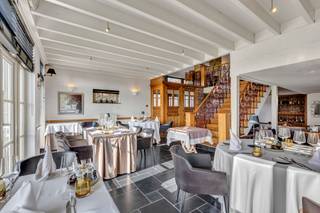 Voor meer info of een bezoek, bel 054 69 39 37 - Deze uitzonderlijke eigendom, afgewerkt met kwalitatieve materialen en gelegen op een perceel...