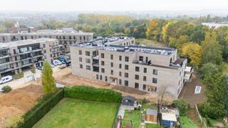<p>Op zoek naar een appartement te koop in Halle? Dit instapklare nieuwbouwappartement met 1 slaapkamer in Residentie Kwikstaart combineert modern comfort, energiezuinig wonen en een rustige ligging aan het Mathilde Popeleu-erf. Ideaal als eigen woonst of investering.</p><p>Je komt binnen via een inkomhal met vestiaireruimte en een apart toilet met handwas. De lichtrijke leefruimte met open, volledig ingerichte keuken vormt het hart van het appartement. Aansluitend vind je een praktische berging en een ruim terras waar je in alle rust kan genieten van de buitenlucht.</p><p>Verder beschikt het appartement over een volwaardige slaapkamer en een moderne douchekamer.</p><p>Dankzij de energiezuinige technieken zoals vloerverwarming via warmtepomp en zonnepanelen geniet je van lage energiekosten en een toekomstgerichte woonoplossing.</p><p>Gelegen in een groene, rustige omgeving nabij het centrum van Halle, winkels, scholen en openbaar vervoer. Een interessante opportuniteit voor wie comfortabel en centraal wil wonen.</p>