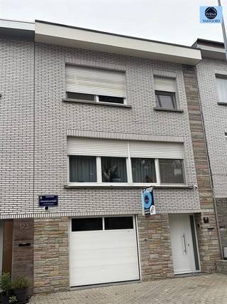 <p><span>GERONEVEERDE WONING MET 3 KAMERS EN TUIN</span></p><p><span>Richtprijs : 370.000 euro</span></p><p><span> </span></p><p><span>Deze gerenoveerde bel-etage woning bevindt zich in het landelijke Onkerzele nabij het vakantiedomein " De Gavers", scholen en openbaar vervoer.</span></p><p><span> </span></p><p><span>Beneden komt u binnen via de inkomhal en treft u verder een ruime garage met sectionale poort, berging en een aparte wasruimte met toilet en lavabo.</span></p><p><span> </span></p><p><span>Boven bevindt zich de ruime leefruimte met volledig geïnstalleerde keuken met zicht over de tuin en de velden. </span></p><p><span>De eerste badkamer bevindt zich tevens op verdiep 1 voorzien van </span></p><p><span>douche, toilet en lavabo.</span></p><p><span> </span></p><p><span>Op de 2de verdieping treft u 3 slaapkamers, waarvan 1 voorzien van en-suite badkamer met douche, toilet en lavabo.</span></p><p><span> </span></p><p><span>Achteraan bevindt zich een terras en aangelegde tuin met adembenemend zicht.</span></p><p><span> </span></p><p><span>De woning is voorzien van vloerverwarming op het 1ste en 2de verdiep.</span></p><p><span> </span></p><p><span>Automatische rolluiken en videofoon aanwezig.</span></p><p><span> </span></p><p><span>Kortom een pareltje!!!</span></p><p><span> </span></p><p><span>Voor info of bezoek bel Louis op 0472/29.25.04 of stuur een mail naar louis@svena.be</span></p><p><span> </span></p><p><span>Stedenbouwkundige inlichtingen in aanvraag!!</span></p><p><span>De gegevens zijn louter informatief en wij kunnen niet aansprakelijk gesteld worden voor eventuele onjuistheden.</span></p><p><span>De bewoonbare oppervlakte is slechts indicatief.</span></p><p><span> </span></p>
