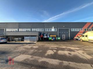Uitstekend gelegen bedrijfsgebouw met een totale oppervlakte van 1.309 m². De magazijnruimte van 1.064 m² met 6 meter vrije hoogte beschikt over...