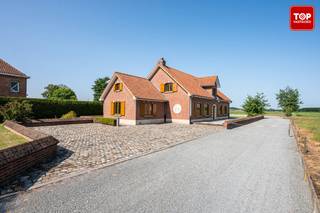 Op een boogscheut van het centrum van Eeklo vinden we deze uiterst kwalitatieve woning terug. De grote grondoppervlakte van maar liefst 1.043m2 en...