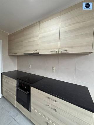 <p><span>APPARTEMENT MET 2 KAMERS EN GARAGE</span></p><p><span>Vraagprijs : 175.000 euro</span></p><p><span> </span></p><p><span>Dit gerenoveerd appartement is rustig gelegen nabij het stadscentrum van Geraardsbergen, kortbij scholen, winkels en openbaar vervoer.</span></p><p><span>Er is een inkomhal, living, vernieuwde keuken en badkamer, apart toilet en 2 slaapkamers.</span></p><p><span>Achteraan is er een klein terras. </span></p><p><span>Garage verplicht bij te kopen aan 25.000 euro.</span></p><p><span>Troeven : - Gunstig Epc C</span></p><p><span> - Electriciteit conform</span></p><p><span> - Asbestveilig</span></p><p><span> - Conformiteitsattest voor verhuur</span></p><p><span> </span></p><p><span>Ideaal investeringsproject!!!</span></p><p><span> </span></p><p><span>Voor meer info of bezoek bel Dylan op 0489/54.69.99 of mail naar <span>Dylan@svena.be</span></span></p><p><span> </span></p><p><span>Stedenbouwkundig uittreksel/inlichtingen in aanvraag!</span></p><p><span> </span></p><p><span> </span></p><p><span>Deze gegevens zijn louter informatief en wij kunnen niet aansprakelijk gesteld worden voor eventuele onjuistheden. </span></p><p><span>De bewoonbare oppervlakte is slechts indicatief.</span></p><p><span> </span></p><p><span> </span></p>