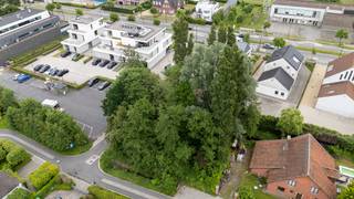 <br />Ontdek deze unieke bouwgrond van 644 m², gelegen in het prestigieuze Sint-Martens-Latem, een van de meest gegeerde woongemeenten van Vlaanderen. Dit perceel bevindt zich in een rustige, doodlopende woonwijk, waardoor privacy, veiligheid en een aangename woonkwaliteit gegarandeerd zijn. De ligging biedt het ideale evenwicht tussen rust en een uitstekende bereikbaarheid naar Gent, belangrijke invalswegen en talrijke voorzieningen.<br />Het terrein is momenteel begroeid, maar biedt een uitstekende opportuniteit voor de realisatie van een stijlvolle open bebouwing of villawoning volledig naar eigen smaak en wensen. Een bijzonder pluspunt is de mogelijkheid om het perceel ook langs de achterzijde te bereiken, wat extra flexibiliteit creëert voor de toekomstige inrichting en toegankelijkheid van het perceel. Sint-Martens-Latem staat bekend om zijn groene karakter, exclusieve residentiële omgeving, kunsthistorische uitstraling en hoge levenskwaliteit. Wandelen en fietsen langs de Leie, genieten van de vele natuurgebieden, kwaliteitsvolle restaurants en lokale handelszaken behoren hier tot het dagelijkse leven.<br />Bovendien betreft dit één van de laatste beschikbare bouwgronden in deze gegeerde omgeving, wat deze eigendom niet alleen bijzonder aantrekkelijk maakt als woonlocatie, maar ook als waardevaste investering voor de toekomst.<br />Een uitzonderlijke kans voor wie droomt van exclusief wonen. <br /><br />Bevindt zich niet in een risicozone voor overstromingen. P-score D, G-score onbekend. <br />Stedenbouwkundige inlichtingen: opgevraagd 6 juni 2026.<br />Geen risicozone voor overstromingen, alle info te verkrijgen op ons kantoor na contact met Olivier Coppoy 0475 330 246