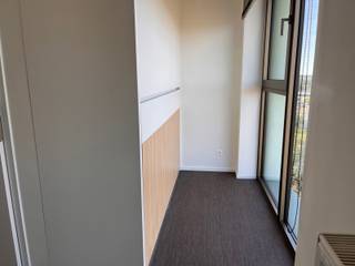Nieuwe trendy studentenkamer met eigen sanitair, gelegen de zesde verdieping in residentie 'Woods'. De kamer heeft twee grote raampartijen die...