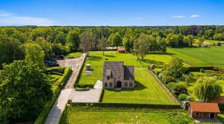 <p><span>GEEN BTW, VERKOOP ONDER REGISTRATIESTELSEL</span></p><p><span>Recente energiezuinige pastorij villa (2020) op een prachtig zuidgericht perceel van 10.710m². Volledig omheind, dus ideaal voor dierenliefhebbers of mensen die houden van een prachtige groene omkadering. De woning ligt diep naar achteren gebouwd, waardoor deze kan genieten van alle rust. Bereikbaar via een dubbele oprit of wegenis.</span></p><p><span>De woning combineert een landelijke architectuur, een doordachte indeling en een hoogwaardige afwerking. Bij het binnenkomen via de riante inkomhal met gastentoilet kom je terecht in de lichtrijke leefruimte met open keuken. Dankzij de grote raampartijen geniet deze ruimte veel natuurlijk licht en een aangenaam zicht op de tuin. De stijlvolle keuken is uitgerust met kwalitatieve materialen en voorzien van de nodige toestellen en bergruimte. Aansluitend bevindt zich een praktische berging met ingemaakte kasten en een aparte wasplaats voorzien van inloopdouche waardoor dit makkelijk kan dienst doen als 2de badkamer. Op het gelijkvloers bevindt zich bovendien een aparte bureauruimte met op maat gemaakte kasten. Hierdoor biedt de woning uitstekende mogelijkheden voor thuiswerk, een praktijkruimte of een zelfstandige activiteit. </span></p><p><span>Op de eerste verdieping bevinden zich 3 volwaardige slaapkamers, dressingruimte, een tweede toilet en een badkamer voorzien van ligbad, inloopdouche en lavabomeubel. </span></p><p><span>Het zolderverdiep is bereikbaar met een vaste trap en biedt potentieel tot 2 extra slaapkamers of een mooie studio ruimte. </span></p><p><span>Buiten geniet je van een prachtige tuin met omheinde weilanden, dubbele oprit, mooi aangelegd zuidgericht terras en 2 werfcontainers als extra opslagruimte.</span></p><p><span>Een volledig nieuw gebouwde woning die voldoet aan alle comfort met EPC label A: vloerverwarming dankzij de geothermische warmtepomp, airco units die warmen en koelen, ramen dubbel glas, zonnepanelen, ventilatie D.</span></p><p><span>Kortom, u komt in deze woning niets te kort.</span></p><p><span> </span></p><p><span>Contacteer Dupont Vastgoed voor meer inlichtingen of een bezoek ter plaatse op 015 15 15 15.</span></p>