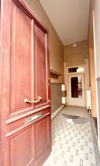 Deze prachtige herenwoning, gelegen in het centrum van Aalst, biedt een unieke combinatie van authentieke charme en hedendaags wooncomfort. Op wandelafstand van het station, scholen, winkels en andere voorzieningen geniet u van een uitstekende en centrale ligging.<br /><br />De woning werd met veel zorg gerenoveerd, waarbij de authentieke elementen maximaal werden behouden. Hoge plafonds, stijlvolle binnendeuren en talrijke originele details zorgen voor een warme en karaktervolle uitstraling. Bovendien geniet de woning van een gunstige EPC score én zonnepanelen. <br /><br />De indeling omvat een ruime inkomhal, een lichtrijke woonkamer en eetkamer (momenteel ingericht als slaapkamer), een volledig uitgeruste keuken, een praktische bijkeuken, een apart gastentoilet en een gezellig terras.<br /><br />Op de verdiepingen bevinden zich vijf volwaardige slaapkamers en twee badkamers, waardoor deze woning uitermate geschikt is voor een groot gezin of voor wie extra ruimte zoekt voor een thuiskantoor of hobbyruimte. Kelder is eveneens aanwezig. <br /><br />Deze woning is beschikbaar vanaf 01/11/2026. Huurprijs: 1450 EUR/maand.