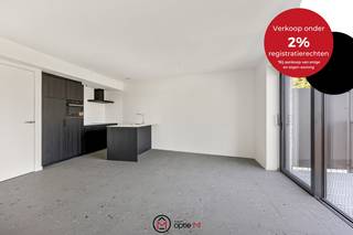 <h1><span>Dit ruime appartement is gelegen in de Burgemeester Bollenstraat in Hasselt</span></h1>
In een rustige straat in het centrum van Hasselt ontdek je dit instapklare appartement te koop, waar hedendaags wonen en energiezuinigheid samenkomen. De ideale plek voor wie op zoek is naar een comfortabele thuis of een slimme investering, vlak bij winkels, horeca, parken en openbaar vervoer.<br /><br />Het appartement is goed ingedeeld en combineert ruimte, licht en afwerking. De open leefruimte is aangenaam licht en sluit mooi aan op een uitgeruste open keuken, voorzien van kwalitatieve toestellen en moderne materialen. Je geniet van twee slaapkamers met parketvloer, een strakke badkamer met douche en lavabo, een apart gastentoilet en overal vloerverwarming voor extra comfort. Buiten is er een privéterras.<br /><br />Dankzij een warmtepomp, zonnepanelen en uitstekende isolatie behaalt dit appartement een EPC A-score, wat zorgt voor lage verbruikskosten.<br /><br /><strong>Wat is er INBEGREPEN?</strong>

<ul>
	<li>Gemeenschappelijke fietsenberging</li>
	<li>De studio is professioneel geschilderd ter waarde van € 7.000</li>
	<li>Verlichting werd reeds geïnstalleerd ter waarde van € 1.500</li>
</ul>
<strong>Zin om deze studio van dichtbij te ontdekken?</strong><br />Mail carine@optie-m.be of bel haar op 0478 41 58 70. Ze maakt graag tijd voor jou!<br /><br />Wens je graag een gratis en vrijblijvende schatting van je woning? Contacteer ons gerust voor een afspraak.<br /><br />VG - WG -  GMO - GVKR - GVV