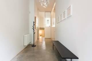 <p>VAN DIEPENBEECKSTRAAT 8 - 2018 ANTWERPEN</p>
<p>Ce bien respire le caractère et l’authenticité. Son superbe style Art nouveau, inspiré de l’architecture japonaise par l’architecte Cuypers, confère à la maison une allure unique et intemporelle. La rénovation a été réalisée dans le plus grand respect des éléments d’origine, permettant au charme authentique de s’accorder parfaitement avec le confort contemporain.</p>
<p>Grâce à sa grande superficie, la propriété offre de nombreuses possibilités. Elle se prête pleinement à un usage mixte, rendant possible d’y habiter, d’y travailler ou de combiner les deux. De plus, sur le plan énergétique, le logement constitue un choix intéressant, avec un certificat PEB favorable, label B.</p>
<p>Les espaces extérieurs ne manquent pas, avec une grande terrasse et un patio au calme. L’impressionnante cage d’escalier est sans aucun doute le chef-d’œuvre architectural de la maison et un véritable point focal. Par ailleurs, l’ensemble du niveau de cave a également été aménagé, offrant un espace supplémentaire exploitable et de multiples options d’aménagement.</p>
<p>Les hauts plafonds, les éléments authentiques et le nombre important de mètres carrés font de cette maison un ensemble unique, au cachet et au caractère exceptionnels.</p>