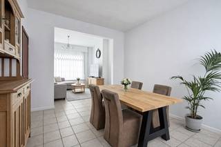 Bent u op zoek naar een gezellige woning met potentieel in een rustige omgeving? Deze charmante rijwoning in Woesten biedt een aangename woonruimte met een zonnige tuin.<br /><br />Bij het binnenkomen wordt u verwelkomd in de inkomhal die toegang geeft tot de ruime en lichtrijke leefruimte. Deze bestaat uit een gezellige zitplaats en een eetplaats. Aansluitend bevindt zich de keuken, die praktisch ingedeeld is en in verbinding staat met een handige bergruimte.<br /><br />De badkamer is uitgerust met een ligbad, een lavabomeubel en een aansluiting voor de wasmachine.<br /><br />Op de eerste verdieping bevinden zich twee ruime slaapkamers. Via een vaste trap bereikt u de zolderverdieping, die tal van mogelijkheden biedt. Deze ruimte kan perfect ingericht worden als extra slaapkamers, bureau of hobbyruimte.<br /><br />Buiten geniet u van een zonnige, volledig afgesloten tuin met ruime tuinberging waar u in alle rust kan ontspannen.<br /><br />Kortom, een ideale woning voor wie op zoek is naar een betaalbare thuis met uitbreidingsmogelijkheden in het charmante Woesten.<br />Interesse? Contacteer ons gerust voor meer informatie of een bezoek!