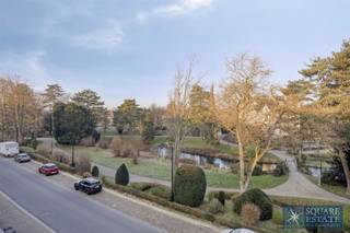 Square Estate biedt u deze prachtige, lichte penthouse aan, ideaal gelegen met royale volumes en een uitzonderlijk groen uitzicht. Het appartement...