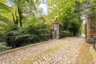 NIVEAU +1Inkomhal op laminaat, voorzien van afzonderlijk toilet.Leefruimte 53m² op laminaat.Open keuken op tegel, voorzien van alle...