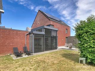 <p><span>Licht, ruimte en comfort vormen de rode draad in deze mooie, moderne woning op een aangename locatie aan de rand van het centrum van Scherpenheuvel. <br />De woning onderging in 2004 een totale verbouwing waardoor het een volledige nieuwbouw werd, afgewerkt met hoogwaardige materialen. <br />Dankzij de grote raampartijen, het hoge plafond en de open indeling geniet u hier van een bijzonder lichtrijke en aangename woonbeleving.</span></p><p><span>De woning is gelegen op een perceel van 5a 71ca en beschikt over een praktische tuin met een aangenaam terras, een ruime afgesloten garage en 2 autostaanplaatsen.</span></p><p><span>INDELING:</span></p><p><span>Bij het binnenkomen verwelkomt de ruime inkomhal met vestiaire en gastentoilet u meteen op een stijlvolle manier. <br />Van hieruit loopt u rechtdoor naar de open woonkamer, waar de grote ramen zorgen voor een overvloed aan natuurlijk licht en een tof zicht op de tuin. <br />De voorste kamer, de eetkamer, is eveneens een zeer lichtrijke ruimte en deze sluit perfect aan aan de modern ingerichte keuken.</span></p><p><span>De keuken is volledig uitgerust met de kwaliteitsvolle toestellen van Küppersbusch en beschikt over een gezellige ontbijthoek. </span></p><p><span>Aansluitend vindt u een handige bergruimte/wasplaats met rechtstreekse toegang tot de ruime garage.</span></p><p><span>Op de eerste verdieping leidt de centraal geplaatste, verlichte trap naar een open en lichtrijke overloop met grote ingebouwde wandkast. <br />Verder bevinden zich hier twee slaapkamers, een bureelruimte en een verzorgde badkamer met zowel bad als douche.</span></p><p><span>De tweede verdieping werd ingericht als ruime master bedroom, verder vinden we hier ook nog een praktische zolderberging.</span></p><p><span>Onder de volledige woning is er (kruip)kelder voorzien.</span></p><p><span>ENERGIE:</span></p><p><span>In 2023 werden er 12 zonnepanelen geplaatst en in 2025 werd ook een nieuwe aardgasketel voorzien. <br />Belangrijk om te weten: het huidige EPC met B-label (170 kWh) werd opgemaakt vóór deze energetische verbeteringen, waardoor deze recente ingrepen nog niet in de EPC-score zijn opgenomen.</span></p><p><span>De elektriciteit is conform tot 16.03.2046.</span></p><p><span>ENKELE TROEVEN OP EEN RIJ:</span></p><p><span>- Moderne afwerking met kwalitatieve materialen.<br />- Aangename tuin met ruim ingesloten terras en veel privacy. <br />- Volledige verbouwing in 2004.<br />- Eiken parket op de 2 verdiepingen en de 2 trappen<br />- Elektrische lamellen in de woonkamer<br />- 12 zonnepanelen geplaatst in mei 2023.<br />- Nieuwe aardgasketel geplaatst in september 2025.<br />- Momenteel 3 slaapkamers mits het plaatsen van gyprocwanden zijn er 5 slaapkamers mogelijk.<br />- Mogelijkheid tot het plaatsen van een extra carport naast de achterliggende garage.<br />- Centraal stofzuigsysteem<br />- Perceel van 5a 71ca: </span><span>perfect van grootte én vlot onderhoudbaar.</span><span><br />- Scholen en openbaar vervoer op wandelafstand.<br />- Prachtige wandelroutes in de nabije omgeving.<br />- Gelegen nabij de mooie basiliek van Scherpenheuvel.</span></p><p><span>Kortom: een instapklare, lichtrijke en stijlvolle woning op een fijne locatie, waar moderne afwerking en ruimte mooi samenkomen.</span></p><p><span>Kom je deze woning graag zelf ontdekken of heb je nog vragen? Neem gerust contact op voor meer informatie of een bezoek ter plaatse.<br />Contacteer ons voor een bezoek op 013 31 25 22 of mail <span>nathalie@immodiest.be</span></span><span><br />We helpen je met een glimlach verder op zoek naar jouw nieuwe thuis.<br />In afwachting van het bezoek kan u alvast de virtuele tour bekijken.</span></p><p><span> </span></p><p><span> </span></p>