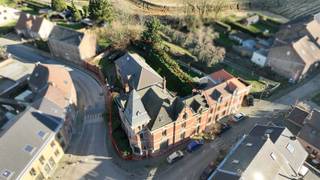 Rebecq, non loin des axes vers Bruxelles, belle propriété de caractère composée de deux grands bâtiments résidentiels entourés d'un beau jardin...