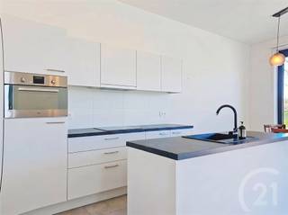 Modern en energiezuinig appartement in het centrum van Tremelo!Dit lichtrijke appartement van 93m², gelegen op de eerste verdieping, biedt alle...