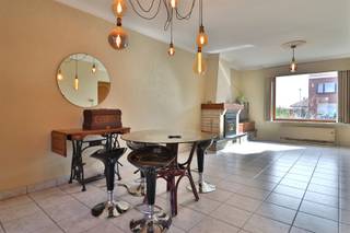 <p><span>Rustig gelegen gezinswoning</span></p><p><span> </span></p><p><span>In een verkeersarme straat vinden we deze ruime gezinswoning bestaande uit de inkomhal met gastentoilet, ruime woonkamer met gezellige pelletkachel, nette keuken met aansluitend een grote veranda en de garage met wasplaats/berging.</span></p><p><span> </span></p><p><span>Op de eerste verdieping zijn drie slaapkamers en de badkamer. De zolder boven de garage kan verbonden worden met het hoofdvolume zodat een vierde kamer of bureau tot de mogelijkheden hoort.</span></p><p><span> </span></p><p><span>Ruime en geïsoleerde zolder, ideaal als berging.</span></p><p><span> </span></p><p><span>De aangename tuin maakt het geheel af!</span></p><p><span> </span></p><p><span> </span></p><p><span>- RUSTIG GELEGEN<br />- 3600 WP ZONNEPANELEN <br />- GARAGE + OPRIT VOOR DE WAGEN</span></p><p><span> </span></p>