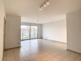 Cet appartement spacieux et bien entretenu est situé dans le centre d'Ypres, au deuxième étage d'une résidence calme.Disposition :Étage 2 et 2 :-...