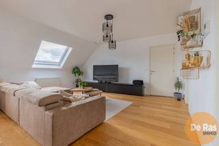 EERSTE BEZOEKDAG ZATERDAG 30/5 VAN 10U TOT 12U (enkel op afspraak!)<br /><br />SERSKAMP - Dit unieke appartement maakt deel uit van een keurige, recente residentie, vlakbij de dorpskern van Serskamp. In de directe omgeving zijn verschillende kleinhandelszaken, een schooltje, openbaar vervoer. Met bosrijk gebied &amp; de Kalkense Meersen in de directe omgeving vormt dit een ideale uitvalsbasis voor fietsers én wandelaars. De E40 bereik je binnen de 10 min.<br /> <br />Het appartement omvat een lichtrijke leefruimte waar de open keuken perfect geïntegreerd is. Verder is er een praktische berging/wasplaats, een nachthal, een badkamer met ligbad, twee slaapkamers voorzien van airco (warmte/koeling) en een apart toilet. De leefruimte geeft uit op een aangenaam terras. Bovendien beschikt dit appartement over een ondergrondse staanplaats en kelder. Deze zijn verplicht aan te kopen (20.000€).<br />Het appartement is uitgerust met een mooie parketvloer en een zeer gunstig E peil. <br />Ideaal voor eigen bewoning maar zeker ook als investering! <br /><br />Troeven: zeer gunstig EPC (E48), energiezuinig, recent gebouw in aangename omgeving, rustig maar toch centrale ligging,....<br /><br />Kortom: Bent u op zoek naar een recent energiezuinig tweeslaapkamer appartement in een aangename woonomgeving? <br />Aarzel dan niet en maak snel een afspraak 053/60.65.60<br /><br /> De vermelde prijs is een richtprijs. Na ontvangst van de biedingen zal de verkoper beslissen of hij/zij de eigendom verkoopt aan het beste bod. De richtprijs is aldus niet bindend voor de verkoper.