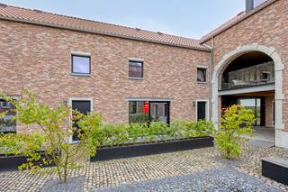 In het landelijke Jeuk, vindt u deze karaktervolle nieuwbouwwoning met twee slaapkamers, een ruime badkamer en een lichtrijke leefruimte met...