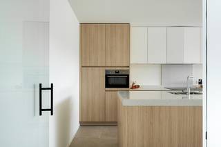 Op een uitstekende ligging, vlak bij het park en op wandelafstand van de zeedijk, bevindt zich deze kwalitatieve en bijna energieneutrale nieuwbouwwoning. Dankzij de doordachte indeling, hoogwaardige afwerking en duurzame technieken geniet u hier van hedendaags wooncomfort met een bijzonder laag energieverbruik.<br /><br />Bij het betreden van de woning komt u in de inkomhal met gastentoilet. Op het gelijkvloers bevindt zich een ruime berging, ideaal als fietsenberging of extra opslagruimte. De lichtrijke leefruimte sluit naadloos aan op de volledig ingerichte open keuken, die werd afgewerkt met een stijlvol natuurstenen werkblad. Grote raampartijen zorgen voor een aangename lichtinval en bieden een mooi zicht op de privatieve tuin en het aangelegde zonneterras van ongeveer 12 m².<br /><br />Op de eerste verdieping bevindt zich de master bedroom met een eigen badkamer, uitgerust met een dubbele wastafel, inloopdouche en toilet. Daarnaast zijn er nog twee volwaardige slaapkamers, beide ruim genoeg voor een tweepersoonsbed. Een tweede badkamer met inloopdouche, dubbele wastafel en toilet zorgt voor extra comfort. Op deze verdieping vindt u eveneens een praktische berging met aansluiting voor een wasmachine en droogkast.<br /><br />De zolderverdieping biedt tal van mogelijkheden en kan volledig naar eigen wens worden ingericht, bijvoorbeeld als extra slaapkamer, bureauruimte, hobbykamer of speelkamer.<br /><br />Ook buiten werd aan het praktische aspect gedacht. Voor de woning beschikt u over een privatieve autostaanplaats, zodat u steeds comfortabel kunt parkeren.<br /><br />Deze woning onderscheidt zich bovendien door haar duurzame technieken. Dankzij de combinatie van geothermische verwarming en zonnepanelen geniet u van een bijzonder energiezuinige woning met lage energiekosten en een hoog wooncomfort.<br /><br />De rustige, groene omgeving vormt een ideale uitvalsbasis voor wie graag dicht bij het park en de zee woont, terwijl winkels, scholen en belangrijke verbindingswegen zich eveneens op korte afstand bevinden.<br /><br />Bent u op zoek naar een instapklare nieuwbouwwoning waar comfort, energiezuinigheid en een uitstekende ligging samenkomen?<br /><br />Contacteer ons voor meer informatie of een bezoek.