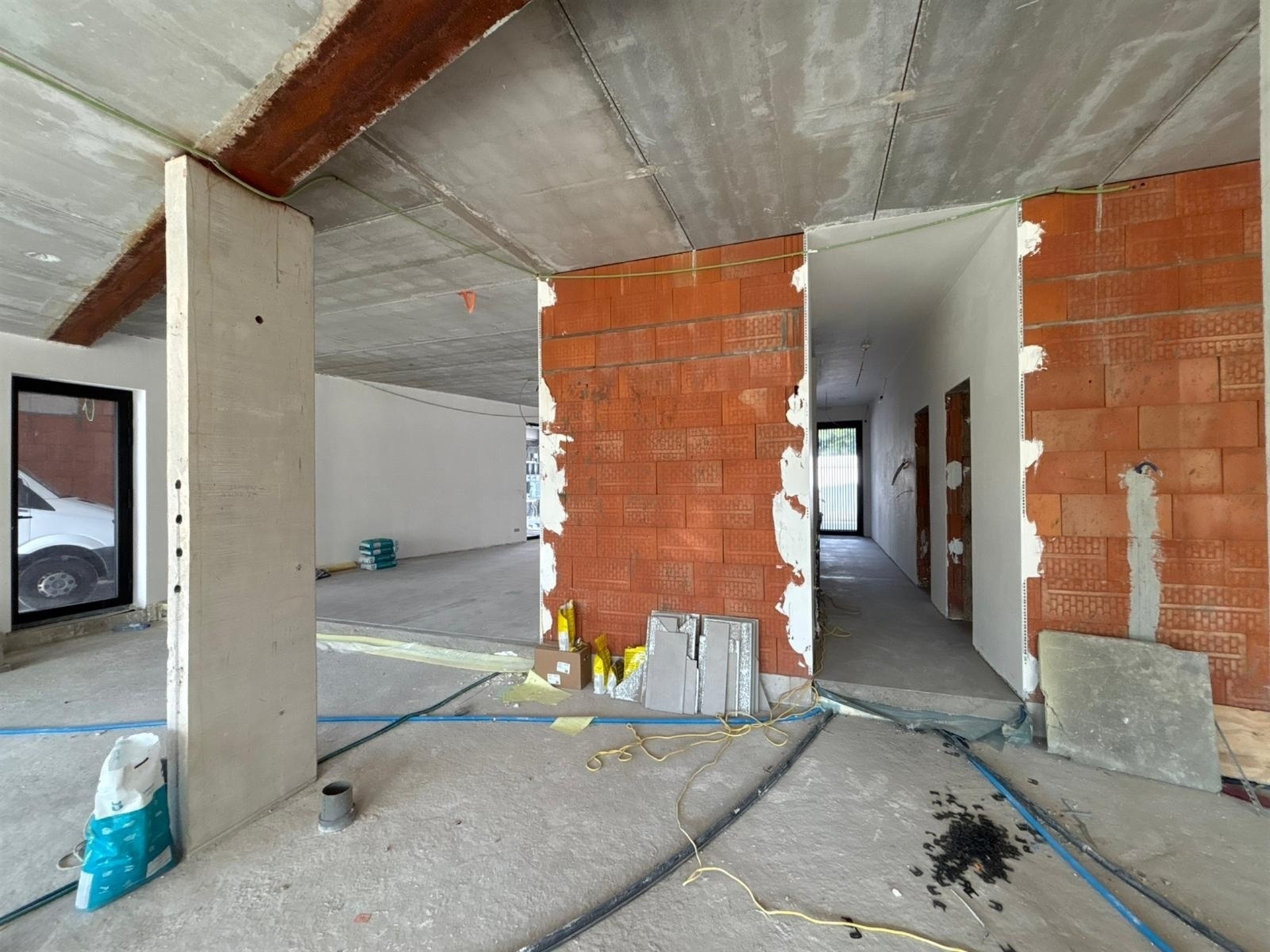 Nieuwbouw handelsruimte op commerciële liggen in het centrum! - foto 4