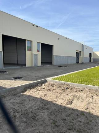 KMO - unit van 253 m² gelegen in de Middelmolenlaan 50 bestaat uit een opslagplaats van 253 m² en een mezzanine van 59 m².De unit ligt in een modern...