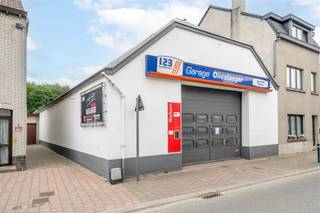 Century21ImmoNero stelt voor: Garage/autowerkplaats op een zeer mooi terrein van 5.007m², aansluitend aan het Zonienwoud en met een oppervlakte...