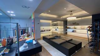 Het pand is modern ingericht en beschikt over grote etalage ruimtes die zorgen voor veel natuurlijk licht en een uitstekende zichtbaarheid van...