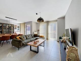 <p>Dit verzorgd appartement op de eerste verdieping biedt een aangename combinatie van ruimte, comfort en functionaliteit. De woning beschikt over een ruime leefruimte met aansluitend een volledig ingerichte keuken, twee slaapkamers en een badkamer met grote inloopdouche en lavabo. Er is een apart toilet. Daarnaast is een praktische berging met wasplaats voorzien.</p>
<p>Ook buiten is het aangenaam vertoeven dankzij het zuidgerichte terras. Het appartement maakt deel uit van een recent gebouw en is voorzien van hedendaags comfort. De combinatie van de ruime leefruimte, twee slaapkamers en praktische extra ruimtes maakt dit een interessante eigendom voor zowel starters, koppels als investeerders.</p>
<p>Een bijkomende troef is de parkeerplaats, die apart bij te kopen is aan een richtprijs van €15.000.</p>
Een comfortabel en praktisch appartement met een aangename buitenruimte en de mogelijkheid om een eigen parkeerplaats aan te kopen.<br /><br />Extra troeven<br /><br />
<ul>
<li>energiezuinig</li>
<li>waterverzachter</li>
<li>inbouwkasten in de inkom</li>
<li>autostaanplaats</li>
<li>fietsenstalling</li>
<li>nabij belangrijke invalswegen, winkels en scholen</li>
<li>instapklaar</li>
</ul>
<br />
<p>Deze woning is te koop ZONDER makelaar via het concept van Smart Houses. Wenst u verdere inlichtingen of een bezoek? Contacteer rechtstreeks de eigenaar via +32498067667</p>