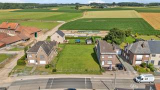 <p>Op een rustige en residentiële ligging in <strong>Appelterre</strong> bevindt zich deze <strong>bouwgrond van 258 m²</strong>, bestemd voor het oprichten van een <strong>eengezinswoning in gesloten bebouwing</strong>. Dankzij de gunstige ligging geniet u van een vlotte bereikbaarheid naar Ninove, winkels, scholen, openbaar vervoer en de belangrijkste invalswegen. Er kan op dit perceel een ruime gezinswoning worden gerealiseerd met een <strong>maximale bouwdiepte van 18 meter op het gelijkvloers</strong> en <strong>12 meter op de verdieping</strong>. De <strong>maximale kroonlijsthoogte bedraagt 6 meter</strong>, terwijl het vloerpeil maximaal <strong>0,60 meter boven het bestaande maaiveld</strong> mag worden aangelegd. De bouwbreedte bedraagt 8 meter. De woning dient qua kroonlijsthoogte en dakhelling aan te sluiten bij de aanpalende bebouwing, wat zorgt voor een verzorgd en harmonieus straatbeeld. Voor de afwerking is er heel wat vrijheid. Zowel een gevel in gevelsteen als crepi is toegelaten, op voorwaarde dat duurzame materialen worden gebruikt die harmonieus in de omgeving passen. Een hellend dak met een helling tussen <strong>25° en 45°</strong> behoort tot de mogelijkheden, maar ook een <strong>plat dak</strong> is toegestaan.</p>